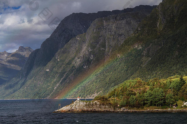 挪威峡湾Hjorundfjord的彩虹和灯塔