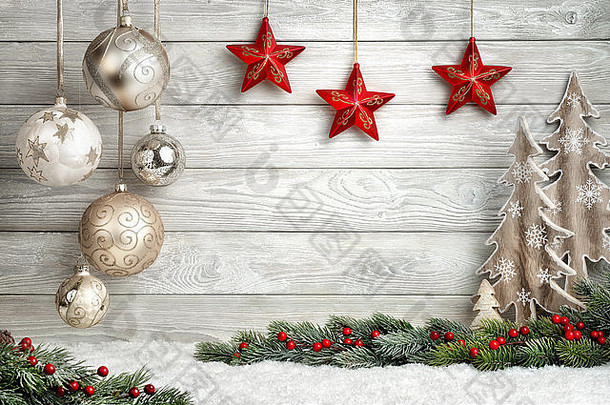 圣诞背景采用明亮的木质风格，现代、简约、典雅，边缘有小饰物、杉木树枝、星星、装饰物