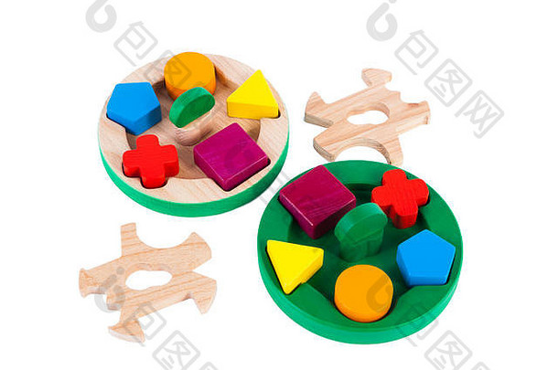 一个木制玩具儿童分拣机的照片，带有不同形状（矩形、方形、圆形、三角形）的小木制细节
