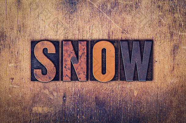 “雪”这个词是在一个陈旧的木制背景上用肮脏的老式活版印刷字体写的。