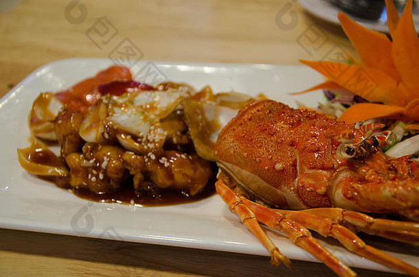 搅拌炸迷你龙虾罗望子酱汁服务陶瓷菜当地的餐厅泰国