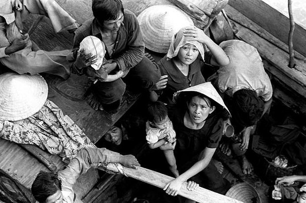越南难民等待上两栖命令船号航空母舰蓝色的脊低成本航空难民获救脚钓鱼船英里东北有点毛孩湾越南支出天海