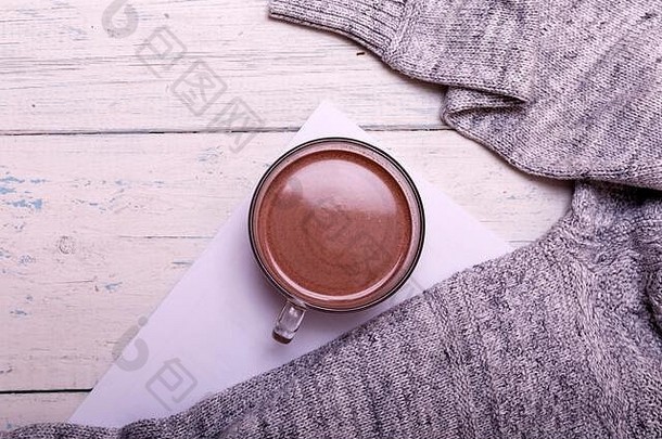 杯热咖啡热巧克力乡村木表格特写镜头照片温暖的毛衣杯子冬天早....概念前视图