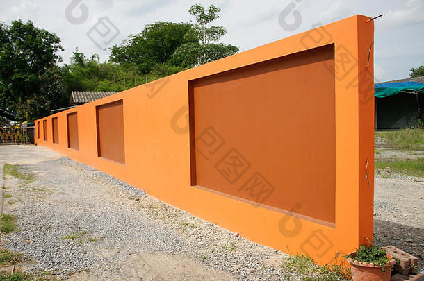 美丽的橙色墙壁，白色背景上的现代水泥栅栏