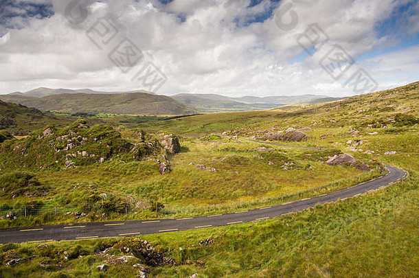 一条狭窄的山口公路蜿蜒穿过沼泽地，到达爱尔兰北部伊维拉格半岛麦基库迪的里克斯山脉的巴拉比马峡谷