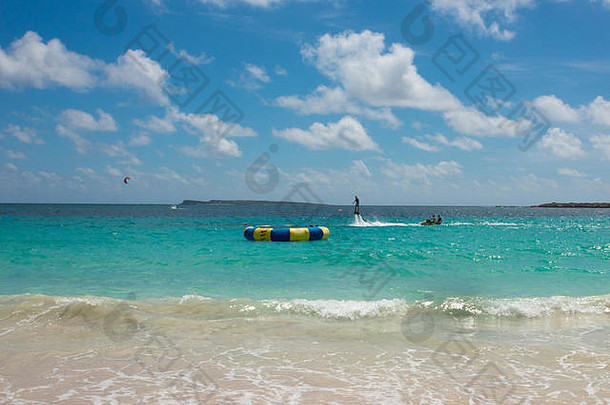 加勒比海热带海滩的新飞板