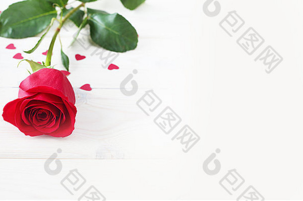 木制背景上的红玫瑰和小红心，情人节贺卡