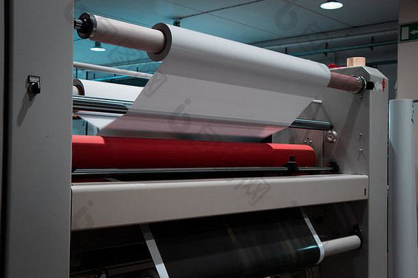 <strong>大</strong>型专业印刷层压机，配有<strong>大</strong>型红色光面纸卷和较小的透明薄膜管。