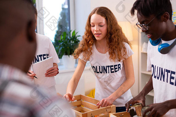 青少年收集食物捐赠工作自愿的公司