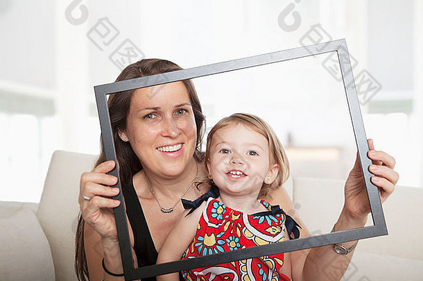 妈妈。女儿持有图片框架