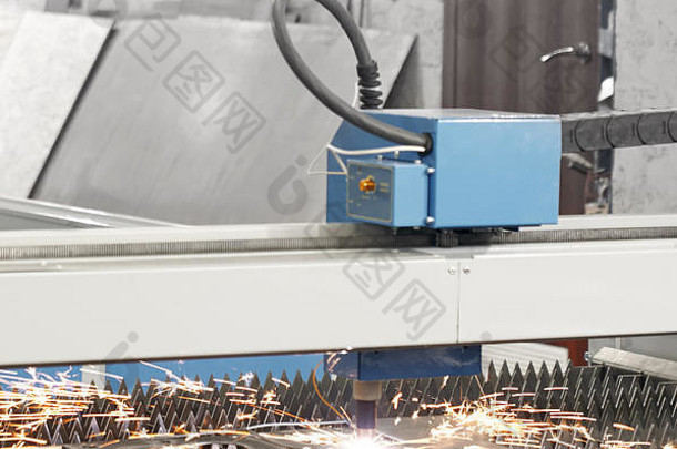 数控等离子激光切割机，用火花切割金属板材。工业机械、金属和制造的概念。