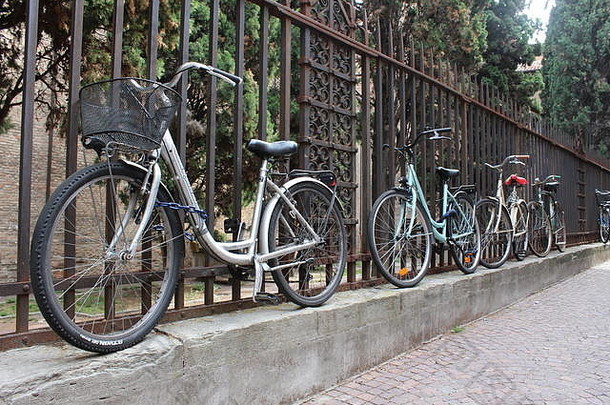 自行车链接栏杆博洛尼亚意大利