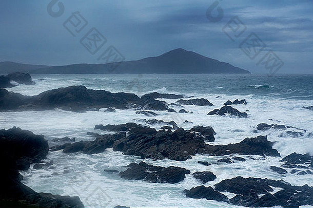 阿基尔岛风暴海大西洋波涛汹涌的大海冲击着爱尔兰共和国梅奥艾尔县的参差不齐的岩石
