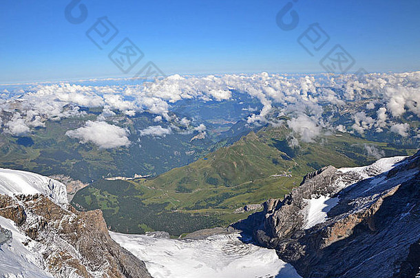 视图瑞士山峰处女