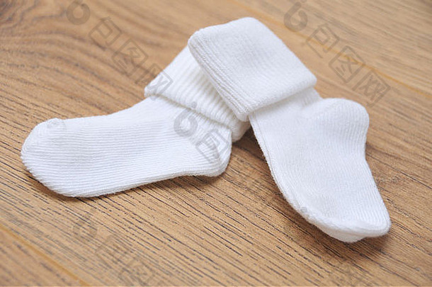 可爱的小白色婴儿袜子