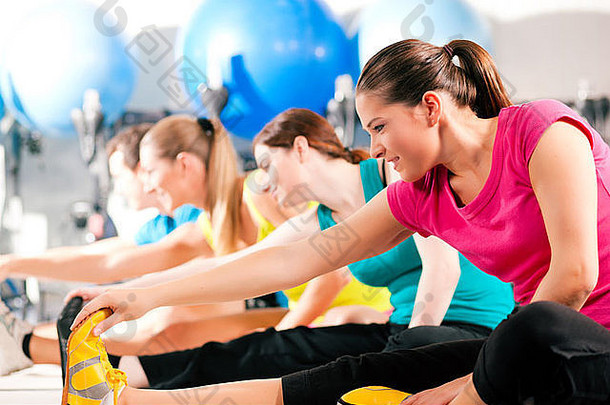 <strong>四</strong>人一组，穿着五颜六色的衣服，在体育馆里做有氧运动，或者通过体操和伸展运动进行热身