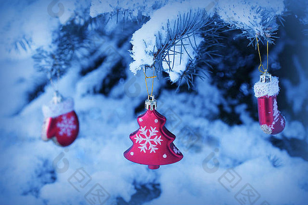 覆盖着雪的天然冷杉树。。圣诞装饰挂在冷杉树枝上