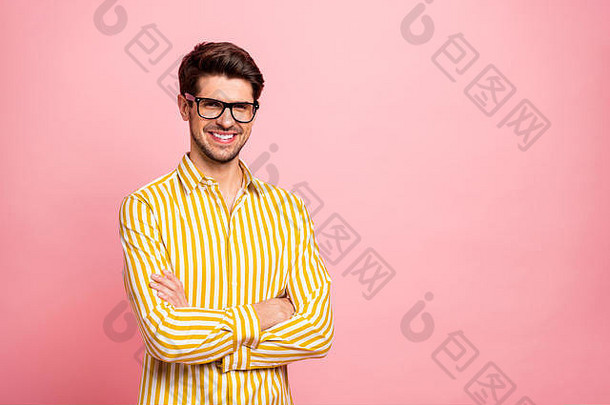 令人惊叹的商业人士交叉双手的照片牙齿灿烂的微笑可靠的工人佩戴眼镜时尚的条纹衬衫独立的粉红色背景