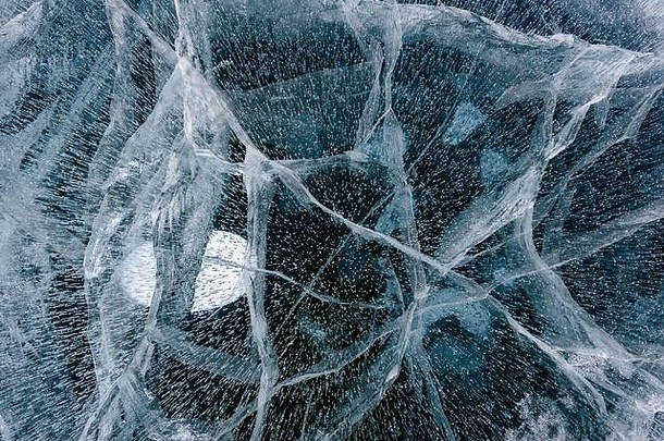 贝加尔湖美丽的冰，有抽象的裂缝