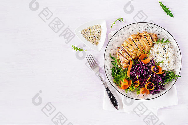 健康的沙拉佛碗菜鸡角大米红色的卷心菜胡萝卜新鲜的生菜沙拉芝麻健康的平衡吃前视图