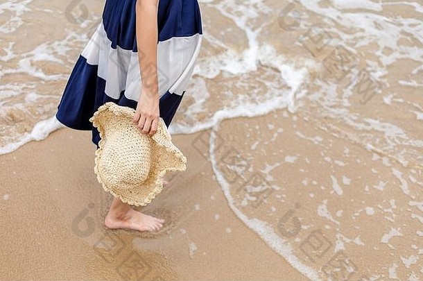 在海滩上散步的快乐的年轻女孩。暑期旅游、度假、度假理念。