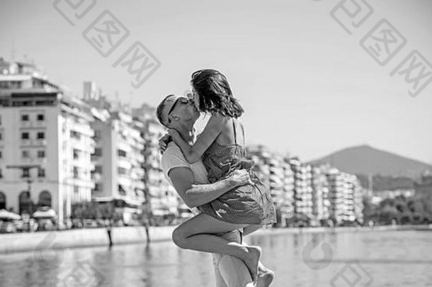 热带蜜<strong>月度</strong>假期间，美丽迷人的情侣在豪华温泉酒店的水上拥抱亲吻。