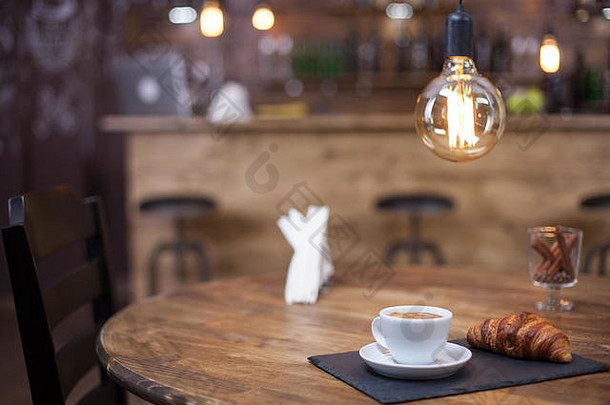 一杯美味的咖啡和巴黎甜点的特写镜头。木桌。咖啡的香味。