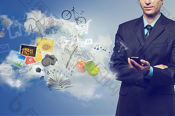 商人使用带有触摸屏的移动电话和带有流媒体图像、电子邮件和多媒体符号的云服务