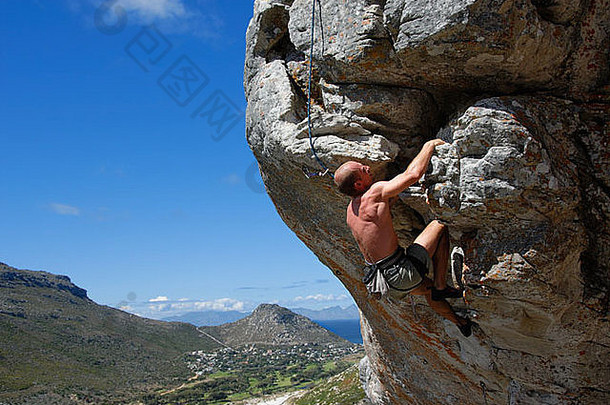 男人。岩石攀爬岩石角小镇西方角省南非洲