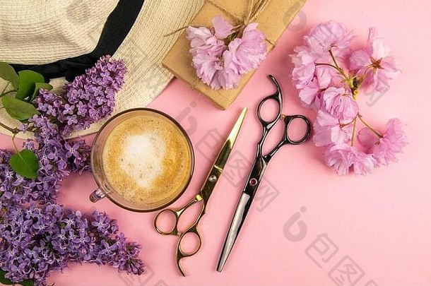 理发师工具剪刀库姆斯粉红色的花咖啡粉红色的背景美概念平躺前视图