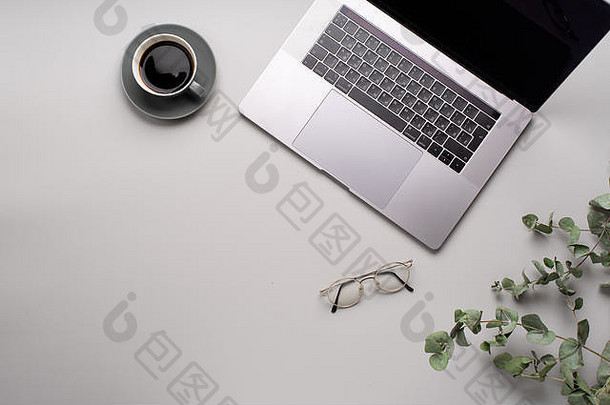 平铺移动PC桉树杯咖啡灰色的背景工作空间概念复制空间