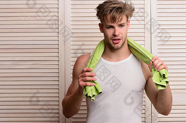 的家伙混乱的头发质疑脸木通过背景早....练习健康的生活方式概念男人。绿色毛巾脖子运动员强大的肌肉早....淋浴