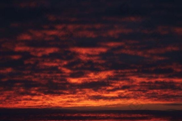 深红色的天空云照亮太阳日落日出黄昏