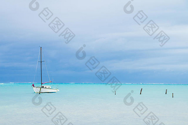 白色小船、系泊柱和阴沉沉的加勒比海