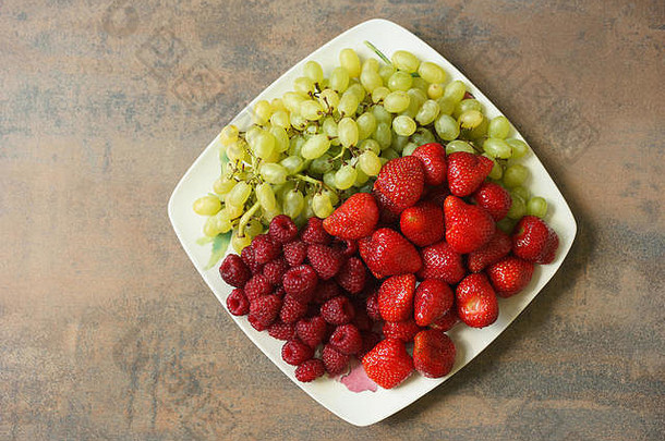 用草莓、覆盆子和葡萄混合制成的盘子，俯视图