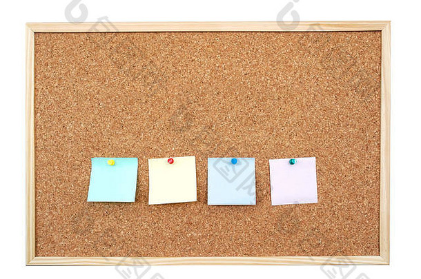 四个彩色空白便利贴贴贴在软木板上-白色隔离