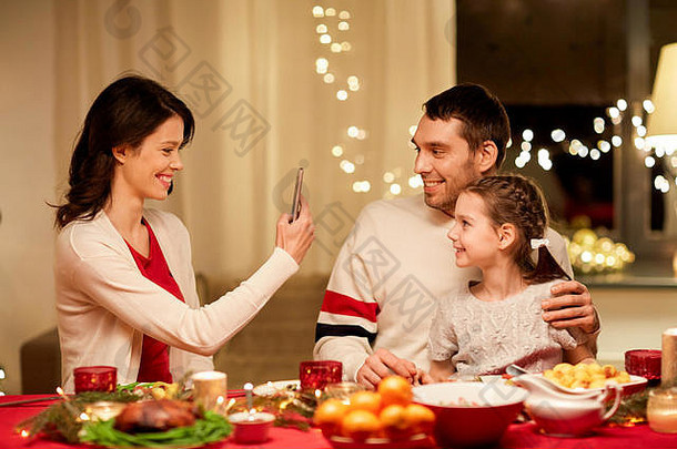 快乐家庭采取图片圣诞节晚餐
