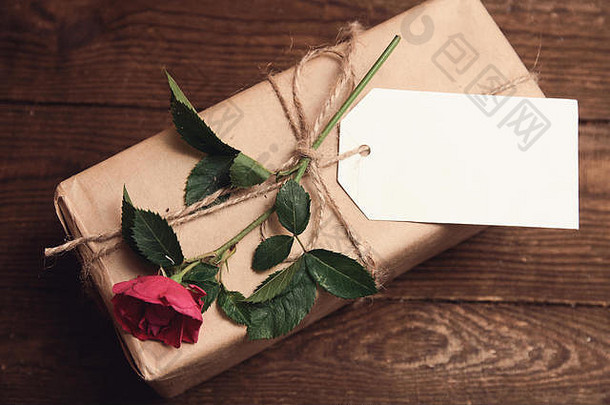 礼品用牛皮纸包装，顶部有玫瑰花