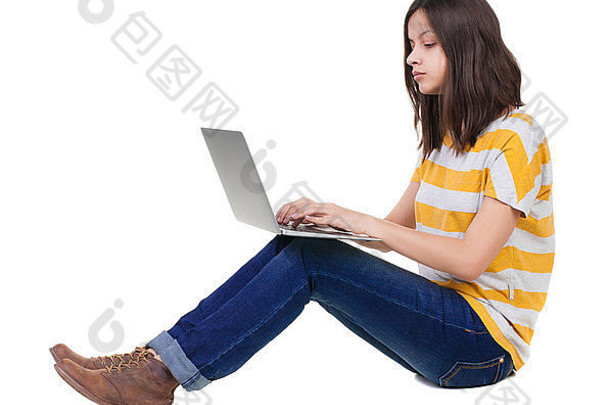 坐在地板上拿着笔记本电脑的女人。在白色背景上隔离。