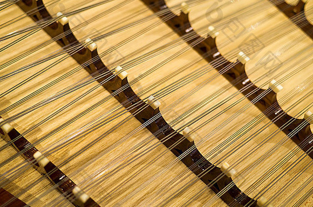 中国古代乐器古筝的弦与桥