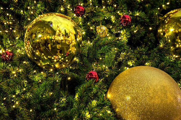 概念上的图像装饰圣诞节树色彩斑斓的灯饰品