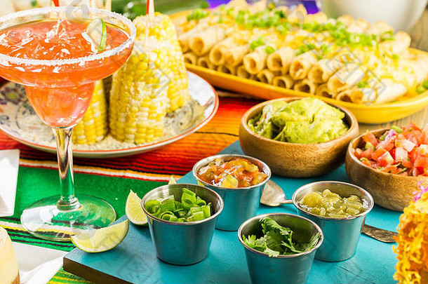 嘉年华派对自助餐台，提供传统墨西哥美食。
