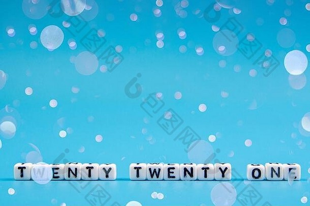 2021蓝色新年背景下的快乐骰子文字文字，留出空间来展示产品在圣诞节和新年的推广