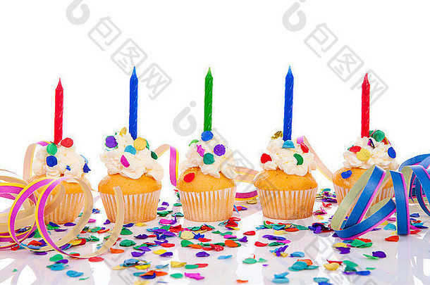 生日纸杯蛋糕排成一排，白色背景上有彩色的五彩纸屑