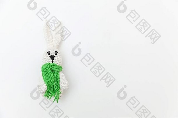 简单的最小的设计玩具兔子绿色围巾孤立的白色背景孩子们护理materinity家庭概念平躺前视图复制空间