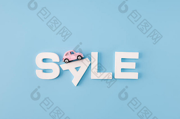 购物高角视图照片x-mas出售低价格宣布广告牌有创意的粉红色的车开车信风格
