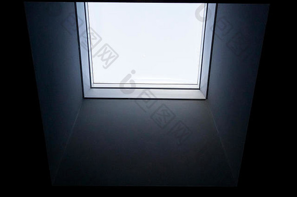 一扇真正的方形单扇窗户的特写室内视图，内有黑色厚壁，透明玻璃，灰色铝框。