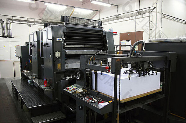 不同的印刷胶印机和多面印刷设备