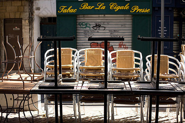 法国阿维尼翁咖啡馆外堆放的椅子