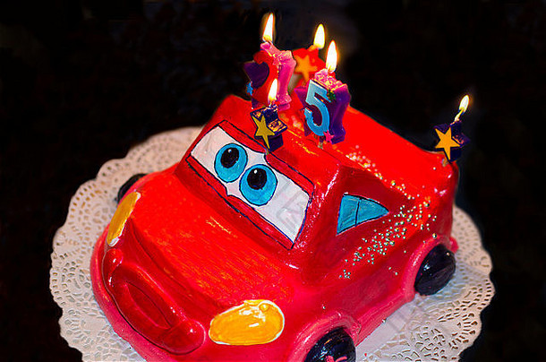 馅饼车红色的蜡烛生日孩子馅饼糖果假期祝贺红色的车食物甜点